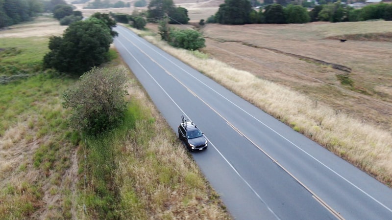 Cinematische drone auto content — luchtshot van een voertuig door MVDBmedia
