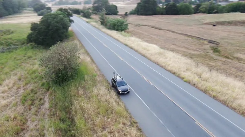 Cinematische drone auto content — luchtshot van een voertuig door MVDBmedia