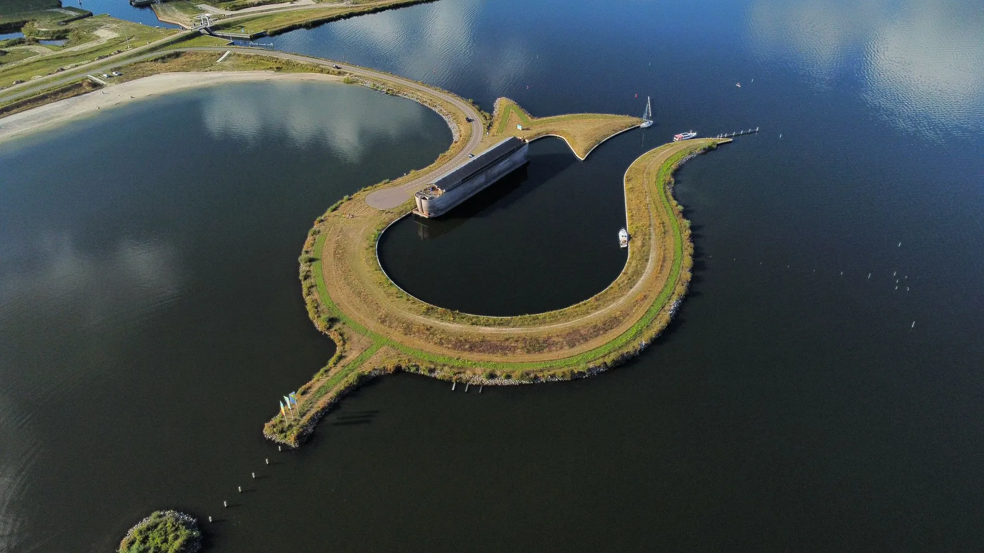 Luchtfoto van een eiland vanuit de drone door MVDBmedia